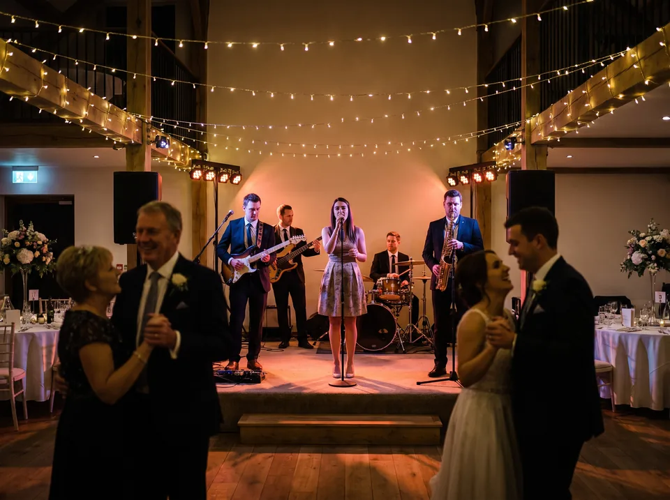 Cover band grający na żywo na weselu, wokalistka, gitara, saksofon i perkusja